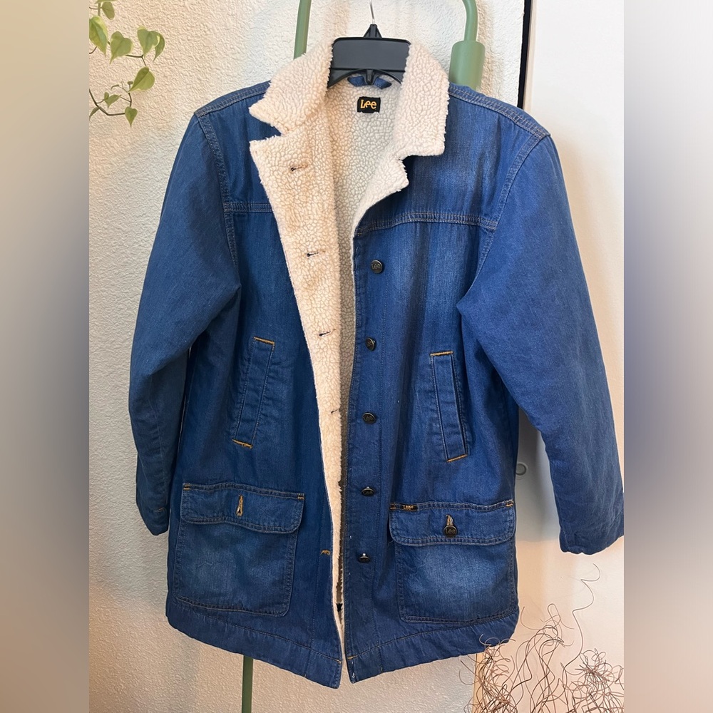 Size small Lee denim coat with Sherpa lining
Warm cute coat 
Good condition